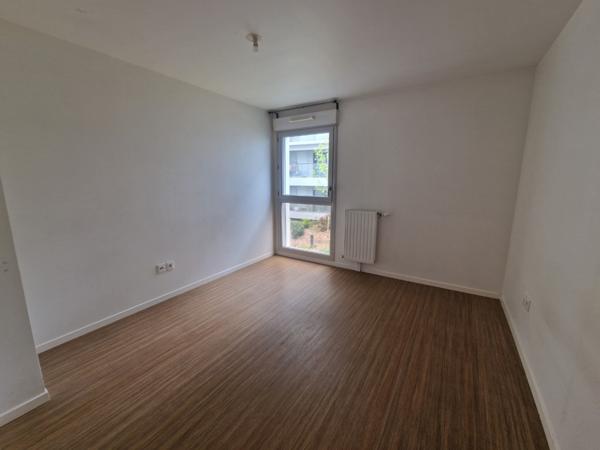 Beau 2 pièces avec une terrasse et un parking à Mantes La Ville Gare