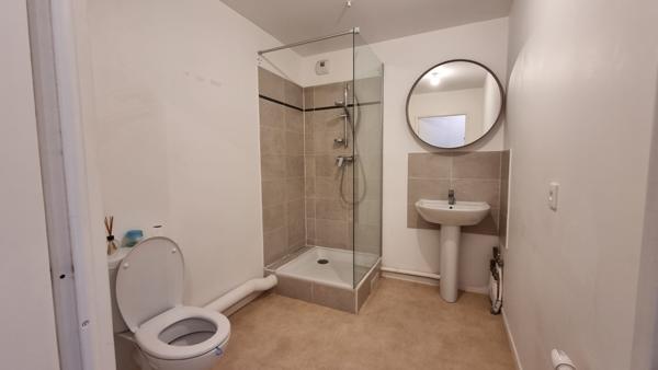 Beau 2 pièces avec une terrasse et un parking à Mantes La Ville Gare