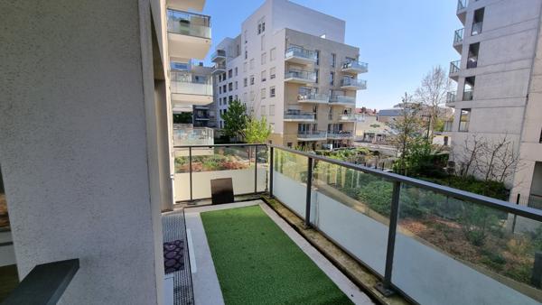 Beau 2 pièces avec une terrasse et un parking à Mantes La Ville Gare