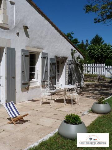 MAISON CHARENTAISE DE 190 m2 AVEC PISCINE  BREUILLET