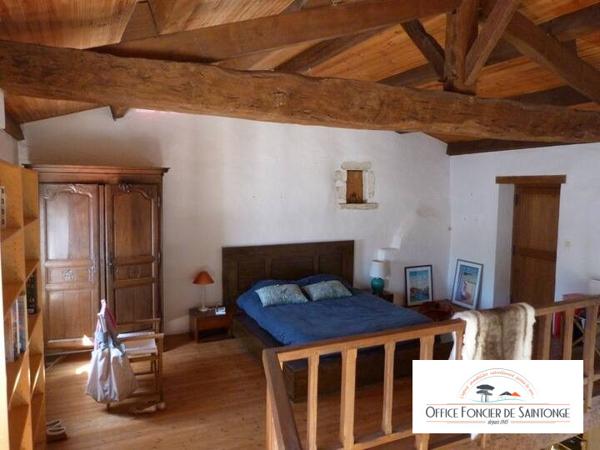 MAISON CHARENTAISE DE 190 m2 AVEC PISCINE  BREUILLET