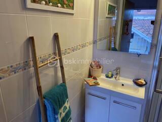 A vendre à Soulac-sur-mer, appartement de 25 m² Loi Carrez, idéalement situé en plein centre, dans une rue calme à deux pas de la plage (100 m).

Votre mandataire BSK Immobilier Julien RODRIGUEZ vous propose ce très joli petit appartement situé au premier et dernier étage d'une petite copropriété pleine de charme, il comprend :
.- Une pièce de vie avec coin cuisine
 - Une chambre avec lit double
 - Une salle d'eau avec WC
 - Une mezzanine ouverte avec deux lits simples (hauteur sous plafond basse)

Le bien est actuellement équipé pour quatre couchages, mais peut bien sûr être réaménagé selon vos envies.

L'accès se fait par une coursive extérieur, dans une ambiance typique de Soulac.
Possibilité de le vendre meublé.

* Tout à pied : plage, commerces, gare, marché
* Petite copropriété avec faibles charges
* Idéal pied-à-terre ou investissement locatif

N'hésitez pas à me contacter pour plus de renseignements et pour organiser une visite.