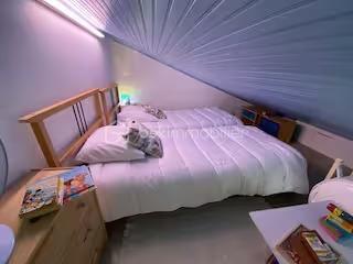 A vendre à Soulac-sur-mer, appartement de 25 m² Loi Carrez, idéalement situé en plein centre, dans une rue calme à deux pas de la plage (100 m).

Votre mandataire BSK Immobilier Julien RODRIGUEZ vous propose ce très joli petit appartement situé au premier et dernier étage d'une petite copropriété pleine de charme, il comprend :
.- Une pièce de vie avec coin cuisine
 - Une chambre avec lit double
 - Une salle d'eau avec WC
 - Une mezzanine ouverte avec deux lits simples (hauteur sous plafond basse)

Le bien est actuellement équipé pour quatre couchages, mais peut bien sûr être réaménagé selon vos envies.

L'accès se fait par une coursive extérieur, dans une ambiance typique de Soulac.
Possibilité de le vendre meublé.

* Tout à pied : plage, commerces, gare, marché
* Petite copropriété avec faibles charges
* Idéal pied-à-terre ou investissement locatif

N'hésitez pas à me contacter pour plus de renseignements et pour organiser une visite.