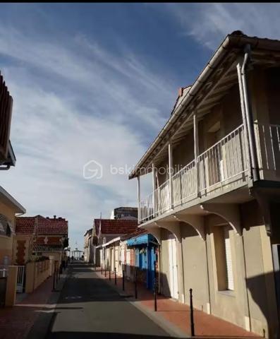 A vendre à Soulac-sur-mer, appartement de 25 m² Loi Carrez, idéalement situé en plein centre, dans une rue calme à deux pas de la plage (100 m).

Votre mandataire BSK Immobilier Julien RODRIGUEZ vous propose ce très joli petit appartement situé au premier et dernier étage d'une petite copropriété pleine de charme, il comprend :
.- Une pièce de vie avec coin cuisine
 - Une chambre avec lit double
 - Une salle d'eau avec WC
 - Une mezzanine ouverte avec deux lits simples (hauteur sous plafond basse)

Le bien est actuellement équipé pour quatre couchages, mais peut bien sûr être réaménagé selon vos envies.

L'accès se fait par une coursive extérieur, dans une ambiance typique de Soulac.
Possibilité de le vendre meublé.

* Tout à pied : plage, commerces, gare, marché
* Petite copropriété avec faibles charges
* Idéal pied-à-terre ou investissement locatif

N'hésitez pas à me contacter pour plus de renseignements et pour organiser une visite.