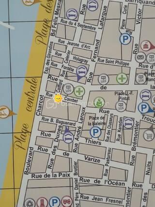 A vendre à Soulac-sur-mer, appartement de 25 m² Loi Carrez, idéalement situé en plein centre, dans une rue calme à deux pas de la plage (100 m).

Votre mandataire BSK Immobilier Julien RODRIGUEZ vous propose ce très joli petit appartement situé au premier et dernier étage d'une petite copropriété pleine de charme, il comprend :
.- Une pièce de vie avec coin cuisine
 - Une chambre avec lit double
 - Une salle d'eau avec WC
 - Une mezzanine ouverte avec deux lits simples (hauteur sous plafond basse)

Le bien est actuellement équipé pour quatre couchages, mais peut bien sûr être réaménagé selon vos envies.

L'accès se fait par une coursive extérieur, dans une ambiance typique de Soulac.
Possibilité de le vendre meublé.

* Tout à pied : plage, commerces, gare, marché
* Petite copropriété avec faibles charges
* Idéal pied-à-terre ou investissement locatif

N'hésitez pas à me contacter pour plus de renseignements et pour organiser une visite.