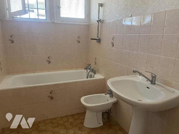 BAISSE DE PRIX :
A VENDRE au CROTOY, à proximité de la Plage, sympathique PAVILLON des années ...