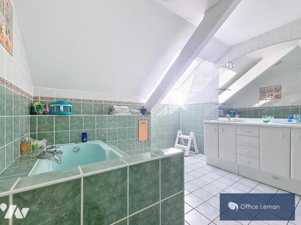 Maison individuelle de type 5 de 165m², sur sous-sol complet, terrain de 1080 m², piscine. 