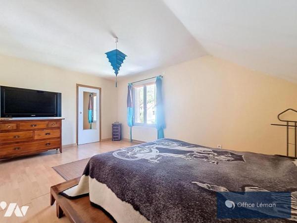 Maison individuelle de type 5 de 165m², sur sous-sol complet, terrain de 1080 m², piscine. 