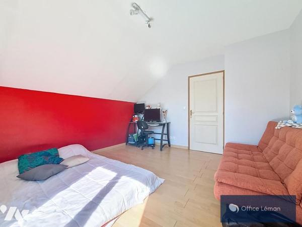 Maison individuelle de type 5 de 165m², sur sous-sol complet, terrain de 1080 m², piscine. 