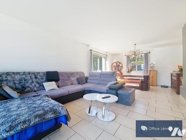 Maison individuelle de type 5 de 165m², sur sous-sol complet, terrain de 1080 m², piscine. 