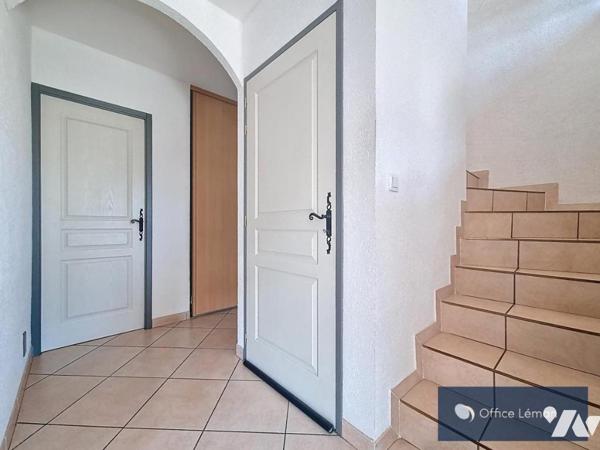 Maison individuelle de type 5 de 165m², sur sous-sol complet, terrain de 1080 m², piscine. 