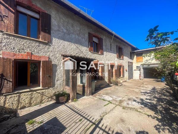 Maison dauphinoise avec cour et dépendances.