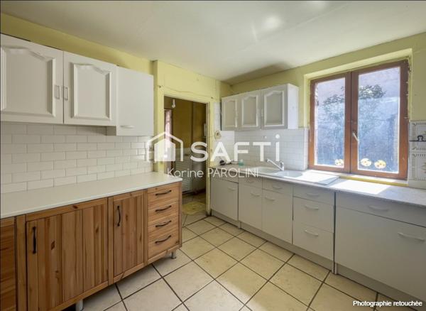 Maison dauphinoise avec cour et dépendances.