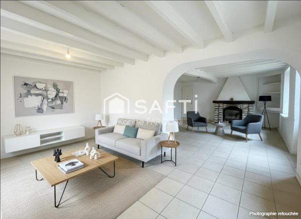 Maison dauphinoise avec cour et dépendances.