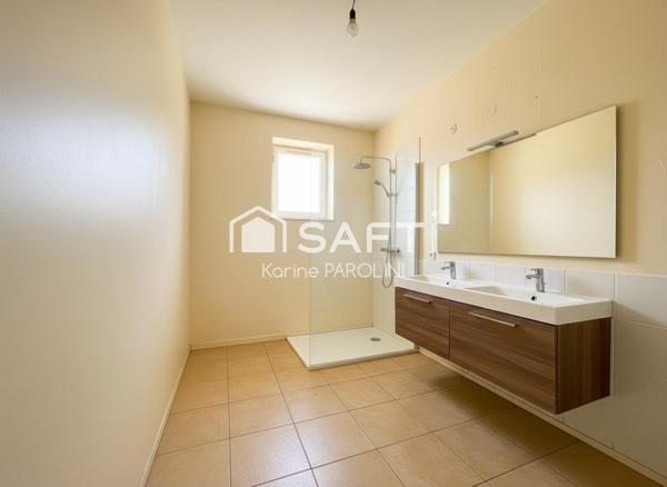 Maison dauphinoise avec cour et dépendances.