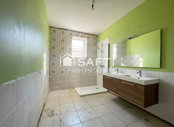 Maison dauphinoise avec cour et dépendances.