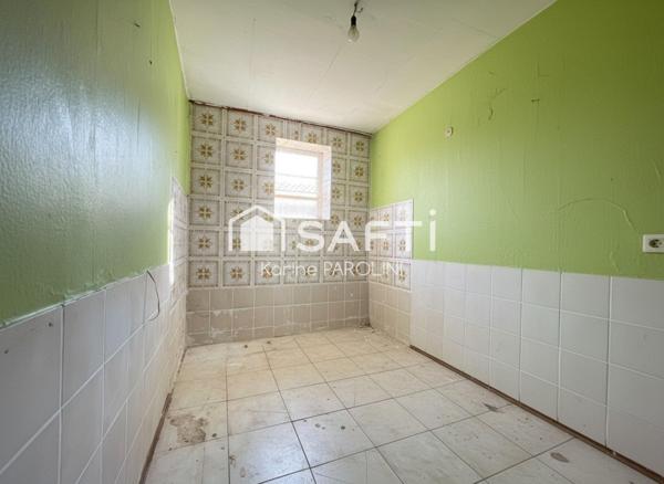 Maison dauphinoise avec cour et dépendances.