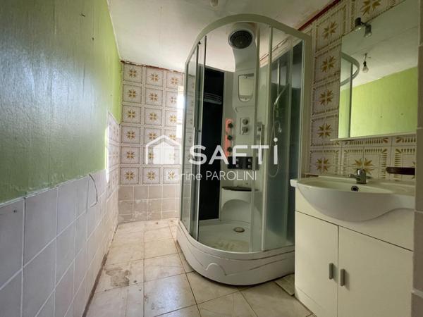 Maison dauphinoise avec cour et dépendances.