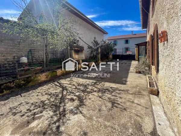 Maison dauphinoise avec cour et dépendances.