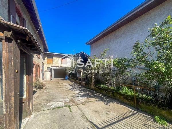 Maison dauphinoise avec cour et dépendances.