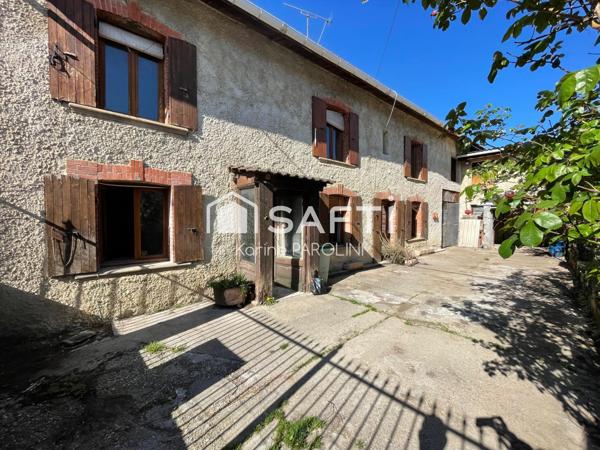 Maison dauphinoise avec cour et dépendances.