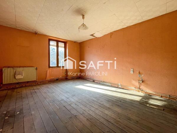 Maison dauphinoise avec cour et dépendances.