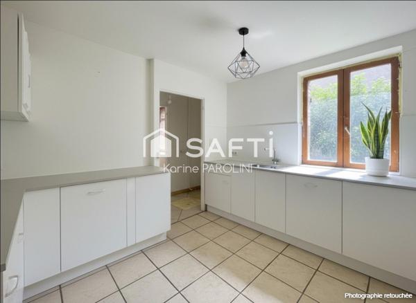 Maison dauphinoise avec cour et dépendances.