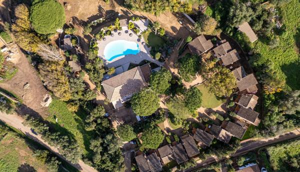 Ensemble immobilier à usage de résidence hôtelière proche de Palombaggia