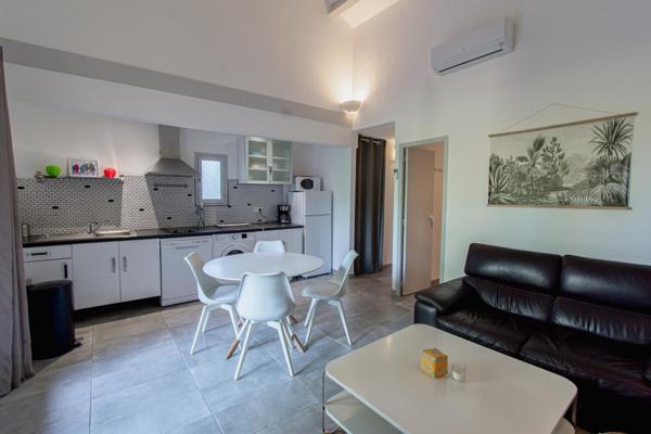 Ensemble immobilier à usage de résidence hôtelière proche de Palombaggia