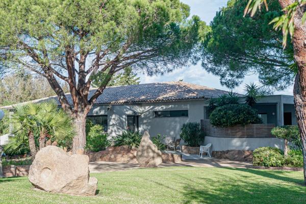 Ensemble immobilier à usage de résidence hôtelière proche de Palombaggia