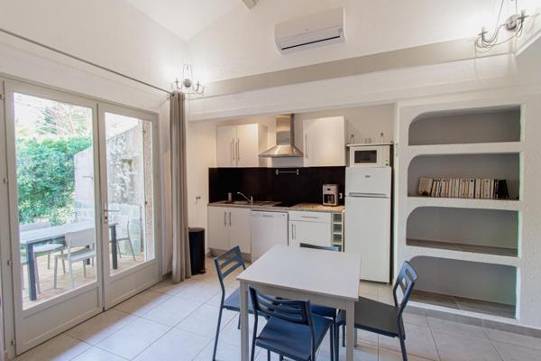 Ensemble immobilier à usage de résidence hôtelière proche de Palombaggia