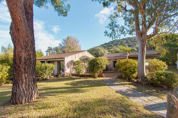 Ensemble immobilier à usage de résidence hôtelière proche de Palombaggia