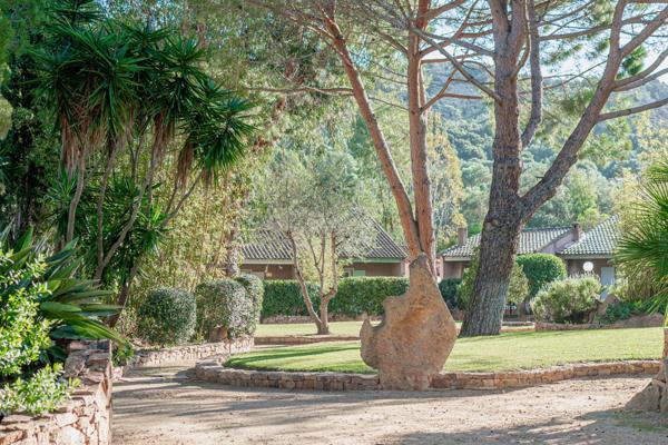 Ensemble immobilier à usage de résidence hôtelière proche de Palombaggia