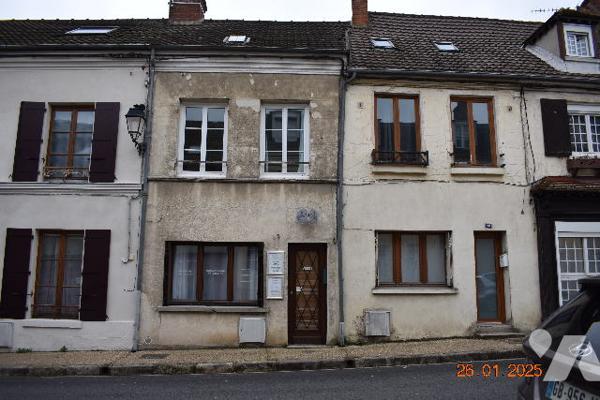 Une maison individuelle à usage d'habitation située à MARINES (95640).