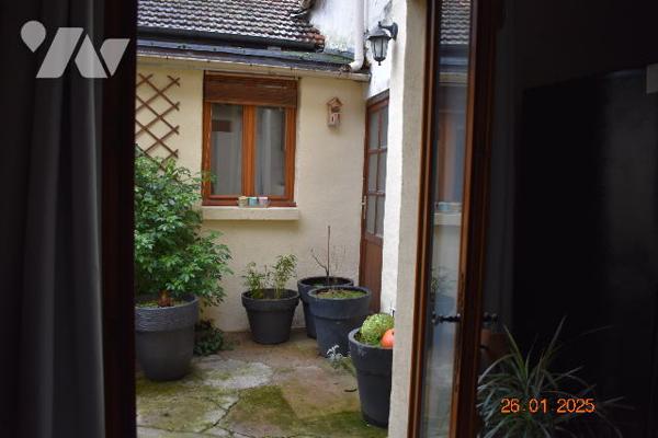 Une maison individuelle à usage d'habitation située à MARINES (95640).