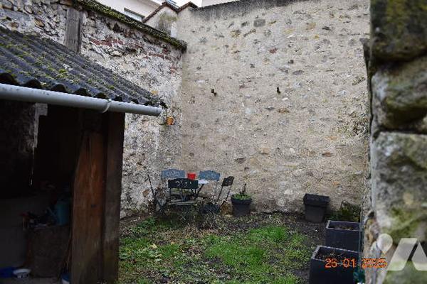 Une maison individuelle à usage d'habitation située à MARINES (95640).