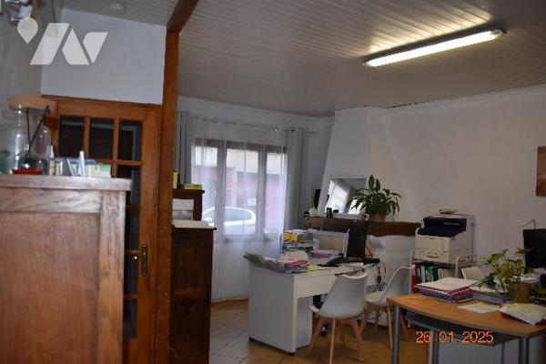 Une maison individuelle à usage d'habitation située à MARINES (95640).