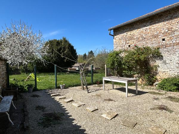 Maison de ville à Couhé avec jardin