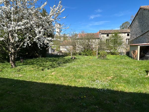 Maison de ville à Couhé avec jardin