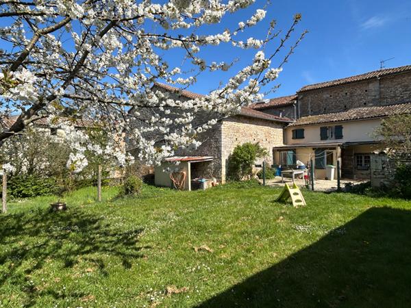 Maison de ville à Couhé avec jardin