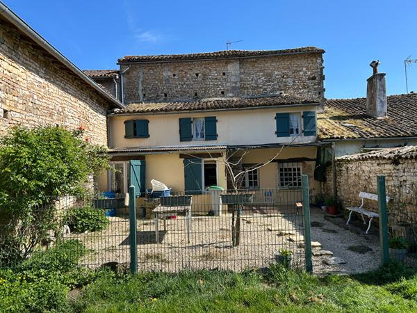 Maison de ville à Couhé avec jardin