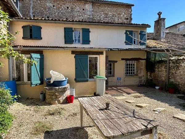 Maison de ville à Couhé avec jardin