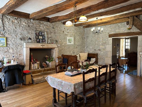 Maison de ville à Couhé avec jardin