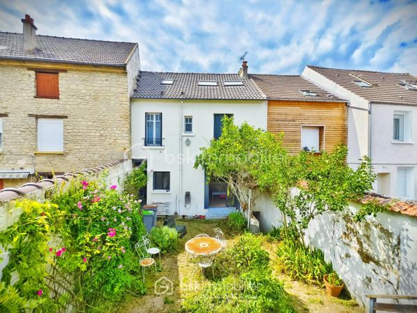 Bienvenue dans ce lieu unique où le charme de l'ancien rencontre un potentiel exceptionnel.

Si vous cherchez une maison qui a de l'âme, une histoire (construite en 1870) et de l'espace pour concrétiser tous vos projets, j'ai le plaisir de vous faire découvrir cet ancien corps de ferme réinventé. Un véritable havre de paix qui totalise environ 162 m² de surface habitable, le tout agrémenté d'un agréable jardin au calme.

Une maison principale chaleureuse pour toute la famille (env. 130 m²) :
Dès l'entrée, le ton est donné : vous serez séduit par l'authenticité des lieux avec ses magnifiques carreaux de ciment d'époque et son bel escalier en bois.
- Au rez-de-chaussée, la vie s'organise autour d'une entrée conviviale, d'une cuisine familiale et d'une belle pièce de vie baignée de lumière. Depuis cet espace, vous accédez directement au jardin, au garage et au magnifique sous-sol vouté.
- Au premier étage, le palier dessert deux grandes chambres pleines de charme (avec ancienne cheminé), une pièce polyvalente (idéale pour un bureau, une chambre d'enfant ou un dressing), une salle de bains, un cagibi et des WC séparés.
- Au deuxième étage : Sous les combles haut, découvrez un bel espace légèrement mansardé comprenant une chambre supplémentaire, sa propre salle d'eau avec WC, ainsi qu'un grand palier modulable selon vos envies (coin lecture, espace jeu ou chambre d'appoint).

Une deuxième maison en fond de jardin (total d'env. 75/80m²): 
Au bout du jardin se cache une seconde maison entièrement indépendante grâce à un passage latéral dédié. Aucun besoin de traverser la maison principale !
- En bas : Un vaste espace de stockage d'environ 35 m², idéal pour les bricoleurs, un artisan ou du rangement.
- À l'étage : Un superbe appartement type T2 de 32 m² habitable avec mezzanine, entièrement rénové avec soin et des matériaux de qualité. Baigné de lumière avec sa cuisine ouverte, sa belle hauteur sous plafond avec vélux électrique et son séjour spacieux, il est prêt à accueillir vos proches, un adolescent en quête d'indépendance, ou à être mis en location pour générer un revenu complémentaire immédiat.

Ce qui fait donc la différence sur ce merveilleux bien c'est :
- Le charme authentique de l'ancien associé à une dépendance moderne
- Un jardin clos à l'abri des regards.
- Un garage fermé, un beau sous-sol vouté et un accès indépendant pour la dépendance.
- La proximité des transports, des écoles et des futures commodités du Grand Paris Express.
Une propriété rare et polyvalente à visiter absolument pour en apprécier tout le potentiel. 

Contactez-moi dès aujourd'hui pour planifier votre visite ! Premier arrivé premier servi !