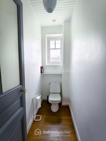 Bienvenue dans ce lieu unique où le charme de l'ancien rencontre un potentiel exceptionnel.

Si vous cherchez une maison qui a de l'âme, une histoire (construite en 1870) et de l'espace pour concrétiser tous vos projets, j'ai le plaisir de vous faire découvrir cet ancien corps de ferme réinventé. Un véritable havre de paix qui totalise environ 162 m² de surface habitable, le tout agrémenté d'un agréable jardin au calme.

Une maison principale chaleureuse pour toute la famille (env. 130 m²) :
Dès l'entrée, le ton est donné : vous serez séduit par l'authenticité des lieux avec ses magnifiques carreaux de ciment d'époque et son bel escalier en bois.
- Au rez-de-chaussée, la vie s'organise autour d'une entrée conviviale, d'une cuisine familiale et d'une belle pièce de vie baignée de lumière. Depuis cet espace, vous accédez directement au jardin, au garage et au magnifique sous-sol vouté.
- Au premier étage, le palier dessert deux grandes chambres pleines de charme (avec ancienne cheminé), une pièce polyvalente (idéale pour un bureau, une chambre d'enfant ou un dressing), une salle de bains, un cagibi et des WC séparés.
- Au deuxième étage : Sous les combles haut, découvrez un bel espace légèrement mansardé comprenant une chambre supplémentaire, sa propre salle d'eau avec WC, ainsi qu'un grand palier modulable selon vos envies (coin lecture, espace jeu ou chambre d'appoint).

Une deuxième maison en fond de jardin (total d'env. 75/80m²): 
Au bout du jardin se cache une seconde maison entièrement indépendante grâce à un passage latéral dédié. Aucun besoin de traverser la maison principale !
- En bas : Un vaste espace de stockage d'environ 35 m², idéal pour les bricoleurs, un artisan ou du rangement.
- À l'étage : Un superbe appartement type T2 de 32 m² habitable avec mezzanine, entièrement rénové avec soin et des matériaux de qualité. Baigné de lumière avec sa cuisine ouverte, sa belle hauteur sous plafond avec vélux électrique et son séjour spacieux, il est prêt à accueillir vos proches, un adolescent en quête d'indépendance, ou à être mis en location pour générer un revenu complémentaire immédiat.

Ce qui fait donc la différence sur ce merveilleux bien c'est :
- Le charme authentique de l'ancien associé à une dépendance moderne
- Un jardin clos à l'abri des regards.
- Un garage fermé, un beau sous-sol vouté et un accès indépendant pour la dépendance.
- La proximité des transports, des écoles et des futures commodités du Grand Paris Express.
Une propriété rare et polyvalente à visiter absolument pour en apprécier tout le potentiel. 

Contactez-moi dès aujourd'hui pour planifier votre visite ! Premier arrivé premier servi !