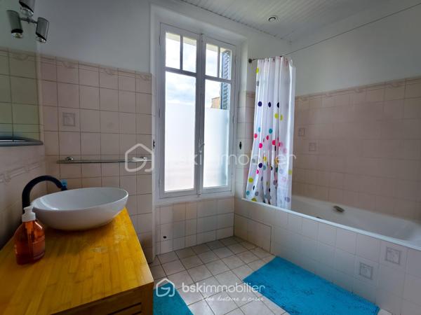 Bienvenue dans ce lieu unique où le charme de l'ancien rencontre un potentiel exceptionnel.

Si vous cherchez une maison qui a de l'âme, une histoire (construite en 1870) et de l'espace pour concrétiser tous vos projets, j'ai le plaisir de vous faire découvrir cet ancien corps de ferme réinventé. Un véritable havre de paix qui totalise environ 162 m² de surface habitable, le tout agrémenté d'un agréable jardin au calme.

Une maison principale chaleureuse pour toute la famille (env. 130 m²) :
Dès l'entrée, le ton est donné : vous serez séduit par l'authenticité des lieux avec ses magnifiques carreaux de ciment d'époque et son bel escalier en bois.
- Au rez-de-chaussée, la vie s'organise autour d'une entrée conviviale, d'une cuisine familiale et d'une belle pièce de vie baignée de lumière. Depuis cet espace, vous accédez directement au jardin, au garage et au magnifique sous-sol vouté.
- Au premier étage, le palier dessert deux grandes chambres pleines de charme (avec ancienne cheminé), une pièce polyvalente (idéale pour un bureau, une chambre d'enfant ou un dressing), une salle de bains, un cagibi et des WC séparés.
- Au deuxième étage : Sous les combles haut, découvrez un bel espace légèrement mansardé comprenant une chambre supplémentaire, sa propre salle d'eau avec WC, ainsi qu'un grand palier modulable selon vos envies (coin lecture, espace jeu ou chambre d'appoint).

Une deuxième maison en fond de jardin (total d'env. 75/80m²): 
Au bout du jardin se cache une seconde maison entièrement indépendante grâce à un passage latéral dédié. Aucun besoin de traverser la maison principale !
- En bas : Un vaste espace de stockage d'environ 35 m², idéal pour les bricoleurs, un artisan ou du rangement.
- À l'étage : Un superbe appartement type T2 de 32 m² habitable avec mezzanine, entièrement rénové avec soin et des matériaux de qualité. Baigné de lumière avec sa cuisine ouverte, sa belle hauteur sous plafond avec vélux électrique et son séjour spacieux, il est prêt à accueillir vos proches, un adolescent en quête d'indépendance, ou à être mis en location pour générer un revenu complémentaire immédiat.

Ce qui fait donc la différence sur ce merveilleux bien c'est :
- Le charme authentique de l'ancien associé à une dépendance moderne
- Un jardin clos à l'abri des regards.
- Un garage fermé, un beau sous-sol vouté et un accès indépendant pour la dépendance.
- La proximité des transports, des écoles et des futures commodités du Grand Paris Express.
Une propriété rare et polyvalente à visiter absolument pour en apprécier tout le potentiel. 

Contactez-moi dès aujourd'hui pour planifier votre visite ! Premier arrivé premier servi !