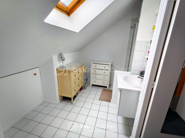 Bienvenue dans ce lieu unique où le charme de l'ancien rencontre un potentiel exceptionnel.

Si vous cherchez une maison qui a de l'âme, une histoire (construite en 1870) et de l'espace pour concrétiser tous vos projets, j'ai le plaisir de vous faire découvrir cet ancien corps de ferme réinventé. Un véritable havre de paix qui totalise environ 162 m² de surface habitable, le tout agrémenté d'un agréable jardin au calme.

Une maison principale chaleureuse pour toute la famille (env. 130 m²) :
Dès l'entrée, le ton est donné : vous serez séduit par l'authenticité des lieux avec ses magnifiques carreaux de ciment d'époque et son bel escalier en bois.
- Au rez-de-chaussée, la vie s'organise autour d'une entrée conviviale, d'une cuisine familiale et d'une belle pièce de vie baignée de lumière. Depuis cet espace, vous accédez directement au jardin, au garage et au magnifique sous-sol vouté.
- Au premier étage, le palier dessert deux grandes chambres pleines de charme (avec ancienne cheminé), une pièce polyvalente (idéale pour un bureau, une chambre d'enfant ou un dressing), une salle de bains, un cagibi et des WC séparés.
- Au deuxième étage : Sous les combles haut, découvrez un bel espace légèrement mansardé comprenant une chambre supplémentaire, sa propre salle d'eau avec WC, ainsi qu'un grand palier modulable selon vos envies (coin lecture, espace jeu ou chambre d'appoint).

Une deuxième maison en fond de jardin (total d'env. 75/80m²): 
Au bout du jardin se cache une seconde maison entièrement indépendante grâce à un passage latéral dédié. Aucun besoin de traverser la maison principale !
- En bas : Un vaste espace de stockage d'environ 35 m², idéal pour les bricoleurs, un artisan ou du rangement.
- À l'étage : Un superbe appartement type T2 de 32 m² habitable avec mezzanine, entièrement rénové avec soin et des matériaux de qualité. Baigné de lumière avec sa cuisine ouverte, sa belle hauteur sous plafond avec vélux électrique et son séjour spacieux, il est prêt à accueillir vos proches, un adolescent en quête d'indépendance, ou à être mis en location pour générer un revenu complémentaire immédiat.

Ce qui fait donc la différence sur ce merveilleux bien c'est :
- Le charme authentique de l'ancien associé à une dépendance moderne
- Un jardin clos à l'abri des regards.
- Un garage fermé, un beau sous-sol vouté et un accès indépendant pour la dépendance.
- La proximité des transports, des écoles et des futures commodités du Grand Paris Express.
Une propriété rare et polyvalente à visiter absolument pour en apprécier tout le potentiel. 

Contactez-moi dès aujourd'hui pour planifier votre visite ! Premier arrivé premier servi !
