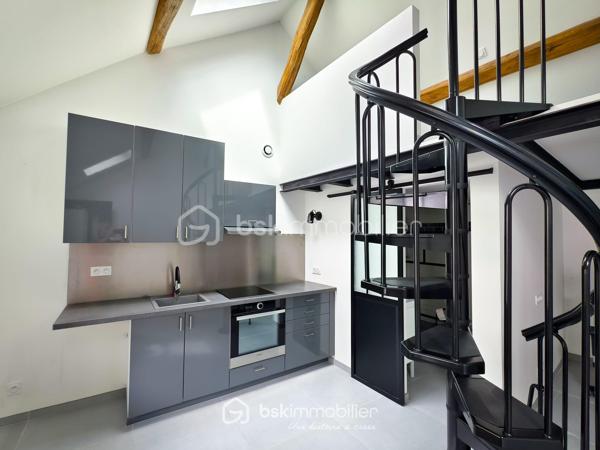Bienvenue dans ce lieu unique où le charme de l'ancien rencontre un potentiel exceptionnel.

Si vous cherchez une maison qui a de l'âme, une histoire (construite en 1870) et de l'espace pour concrétiser tous vos projets, j'ai le plaisir de vous faire découvrir cet ancien corps de ferme réinventé. Un véritable havre de paix qui totalise environ 162 m² de surface habitable, le tout agrémenté d'un agréable jardin au calme.

Une maison principale chaleureuse pour toute la famille (env. 130 m²) :
Dès l'entrée, le ton est donné : vous serez séduit par l'authenticité des lieux avec ses magnifiques carreaux de ciment d'époque et son bel escalier en bois.
- Au rez-de-chaussée, la vie s'organise autour d'une entrée conviviale, d'une cuisine familiale et d'une belle pièce de vie baignée de lumière. Depuis cet espace, vous accédez directement au jardin, au garage et au magnifique sous-sol vouté.
- Au premier étage, le palier dessert deux grandes chambres pleines de charme (avec ancienne cheminé), une pièce polyvalente (idéale pour un bureau, une chambre d'enfant ou un dressing), une salle de bains, un cagibi et des WC séparés.
- Au deuxième étage : Sous les combles haut, découvrez un bel espace légèrement mansardé comprenant une chambre supplémentaire, sa propre salle d'eau avec WC, ainsi qu'un grand palier modulable selon vos envies (coin lecture, espace jeu ou chambre d'appoint).

Une deuxième maison en fond de jardin (total d'env. 75/80m²): 
Au bout du jardin se cache une seconde maison entièrement indépendante grâce à un passage latéral dédié. Aucun besoin de traverser la maison principale !
- En bas : Un vaste espace de stockage d'environ 35 m², idéal pour les bricoleurs, un artisan ou du rangement.
- À l'étage : Un superbe appartement type T2 de 32 m² habitable avec mezzanine, entièrement rénové avec soin et des matériaux de qualité. Baigné de lumière avec sa cuisine ouverte, sa belle hauteur sous plafond avec vélux électrique et son séjour spacieux, il est prêt à accueillir vos proches, un adolescent en quête d'indépendance, ou à être mis en location pour générer un revenu complémentaire immédiat.

Ce qui fait donc la différence sur ce merveilleux bien c'est :
- Le charme authentique de l'ancien associé à une dépendance moderne
- Un jardin clos à l'abri des regards.
- Un garage fermé, un beau sous-sol vouté et un accès indépendant pour la dépendance.
- La proximité des transports, des écoles et des futures commodités du Grand Paris Express.
Une propriété rare et polyvalente à visiter absolument pour en apprécier tout le potentiel. 

Contactez-moi dès aujourd'hui pour planifier votre visite ! Premier arrivé premier servi !