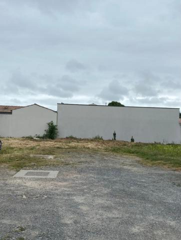 A VENDRE CLAVETTE CENTRE BOURG ENSEMBLE IMMOBILIER 5 logements + 2 garages ,  Clavette
