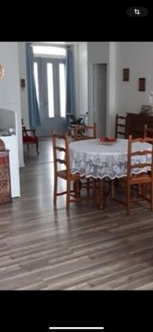 A VENDRE CLAVETTE CENTRE BOURG ENSEMBLE IMMOBILIER 5 logements + 2 garages ,  Clavette